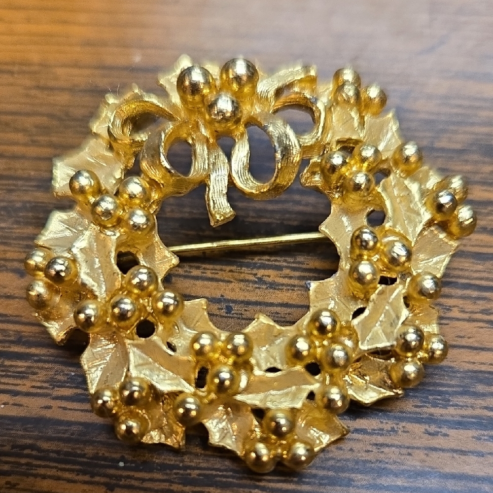 Vintage Gold Tone Wreath Brooch Pin - Festive Holiday Jewelry